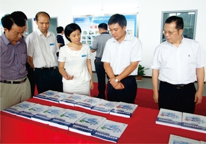 时任湖南省商务厅厅长刘捷视察牛耳教育