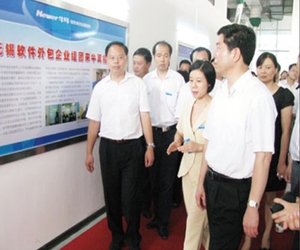 时任长沙市委书记陈润儿、 市长张剑飞视察牛耳教育