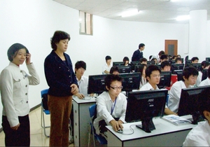 时任湖南省副省长甘霖视察牛耳教育