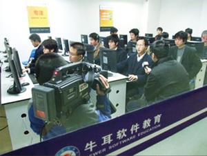 中央电视台经济半小时采访——解析牛耳教育IT人才培养模式